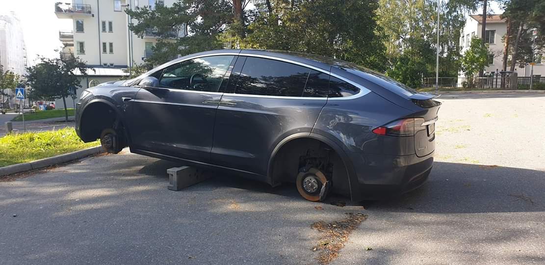botesla's tweet image. Wow.. Ve Švédsku se toho nebojí. 

#TeslaDeliveryIssues #teslamodelX #sveden #robbery