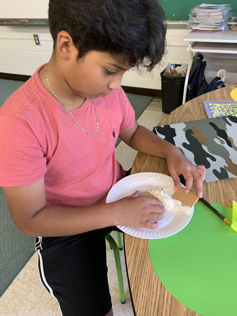 Hybla5th's tweet photo. We modeled plate tectonics today with graham crackers and whipped cream! #sciencerocks https://t.co/TZeo31JuhE