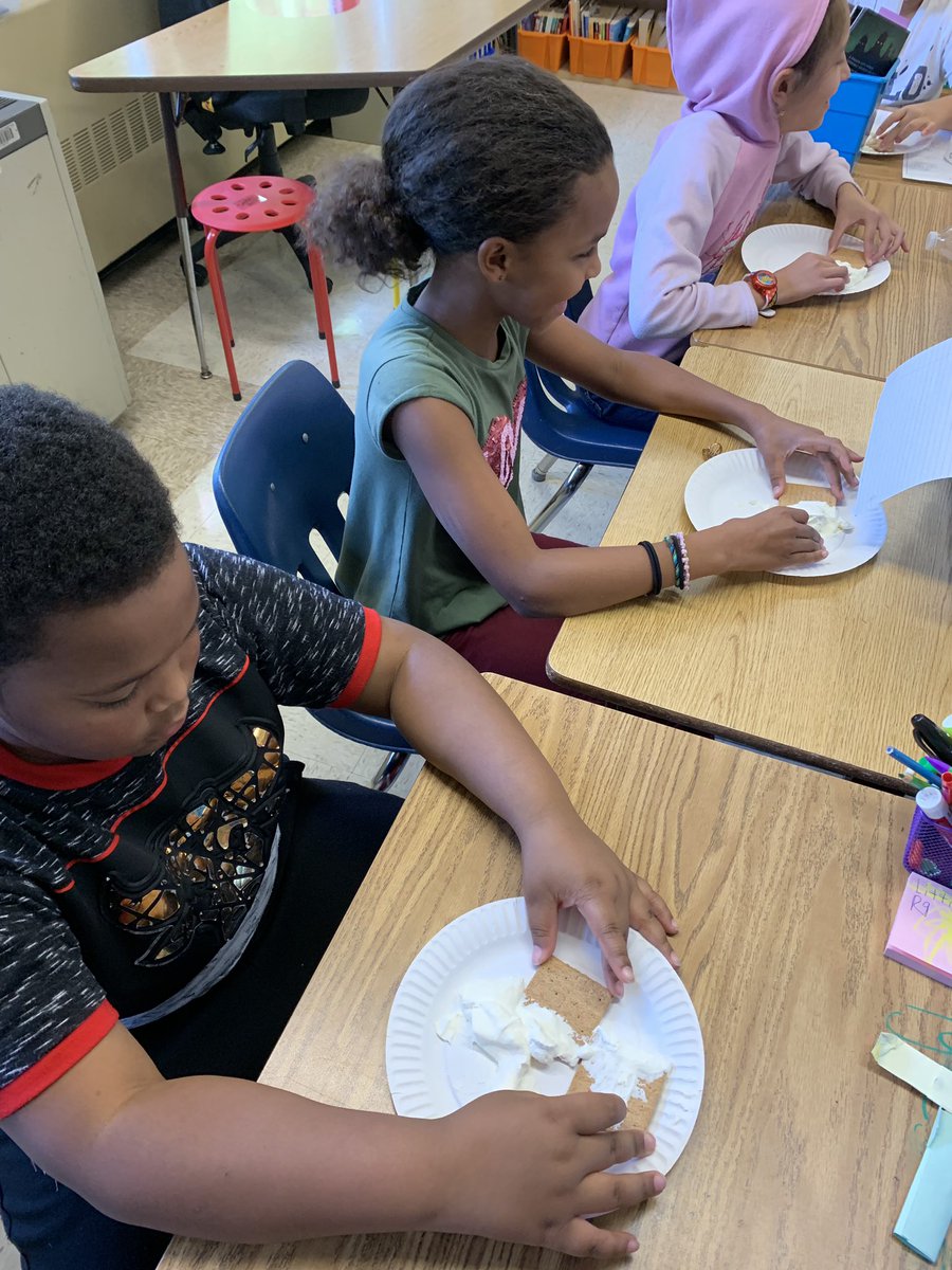 Hybla5th's tweet photo. We modeled plate tectonics today with graham crackers and whipped cream! #sciencerocks https://t.co/TZeo31JuhE