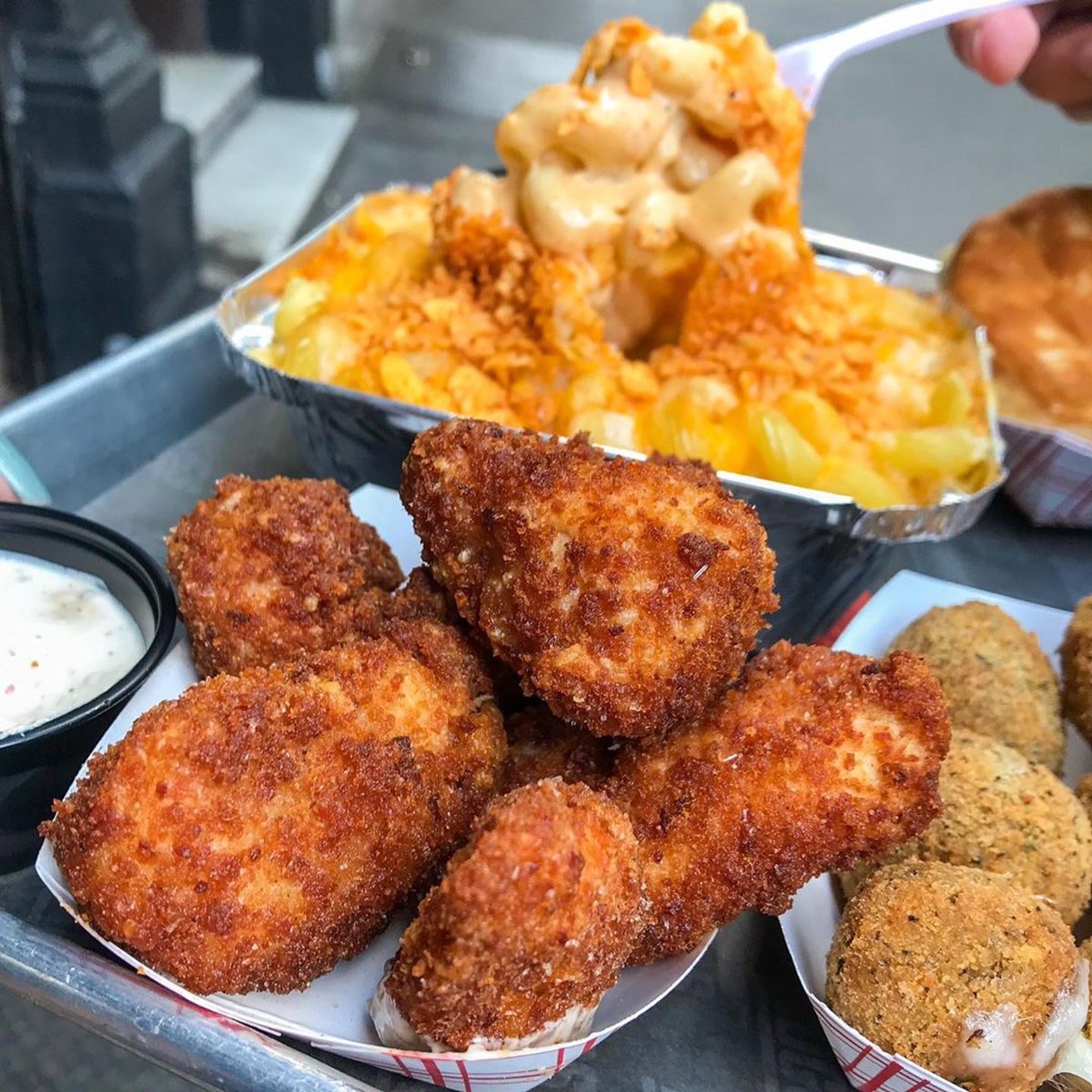Thenuggetspot's tweet photo. Everything’s better with bae(con) ♥️🥓

What side would you have with our Wake &amp; Bacon NUGS?

📷: @Feedyourgirlfriend
#Bacon #ChickenNuggets https://t.co/XI7KA2HRCA