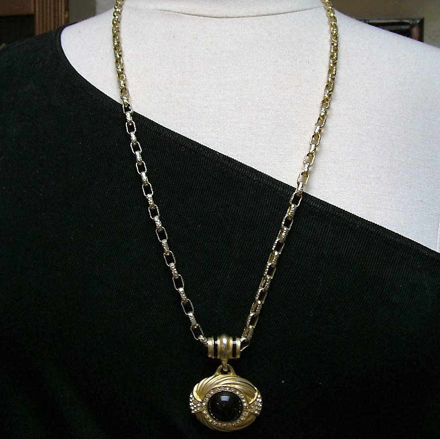 Elegant Vintage 80's Matte Gold Rhinestone Faux Onyx Drop Pendant Necklace tuppu.net/315fe33b #Etsy #SARAHSVINTAGEBAUBLES #MatteGold