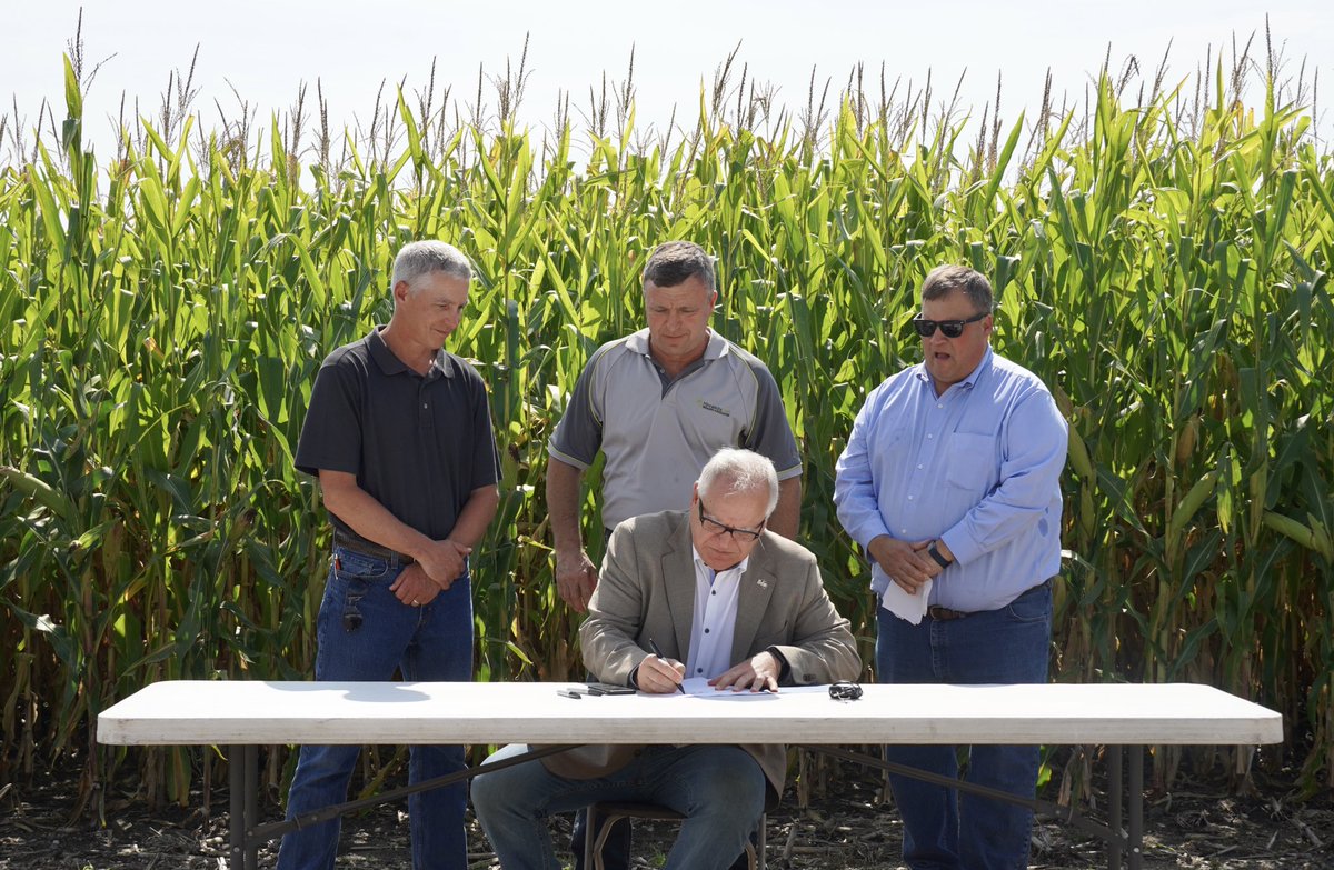 GovTimWalz's tweet image. I was proud to be down in southern MN today at the Thalmann Farm, where they grow corn and soybeans. At the farm, I signed an Executive Order to establish the Governor’s Biofuels Council to advise my team on policies that will foster growth of MN’s biofuel industry. #OneMinnesota