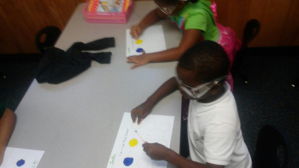 ShawntellMartin's tweet photo. Color Mixing Scientists...Kinder-Style!  @FranconeElem #FalconsSoar https://t.co/EIobCWDsSK