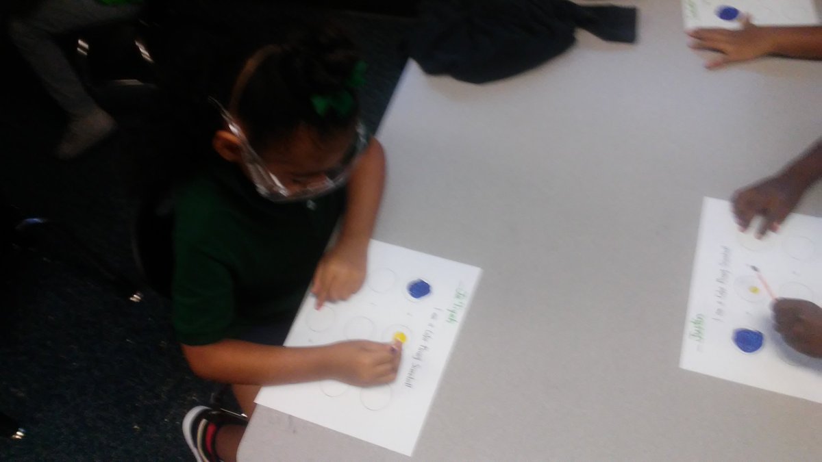 ShawntellMartin's tweet photo. Color Mixing Scientists...Kinder-Style!  @FranconeElem #FalconsSoar https://t.co/EIobCWDsSK