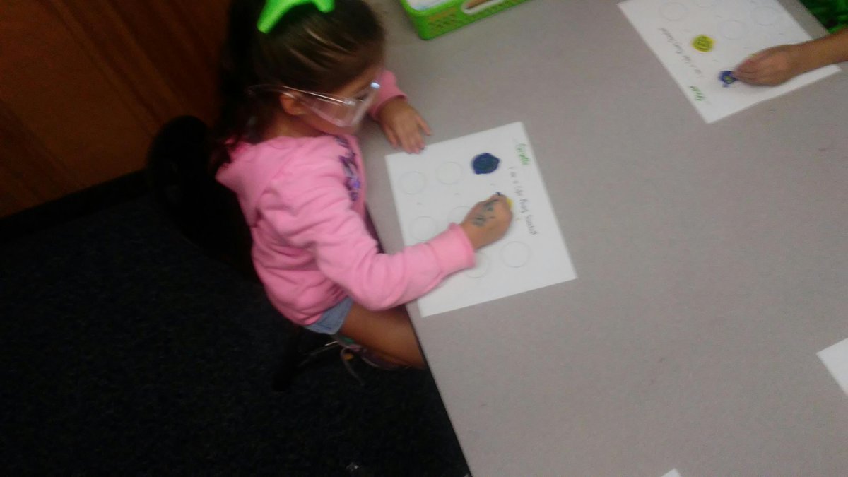 ShawntellMartin's tweet photo. Color Mixing Scientists...Kinder-Style!  @FranconeElem #FalconsSoar https://t.co/EIobCWDsSK
