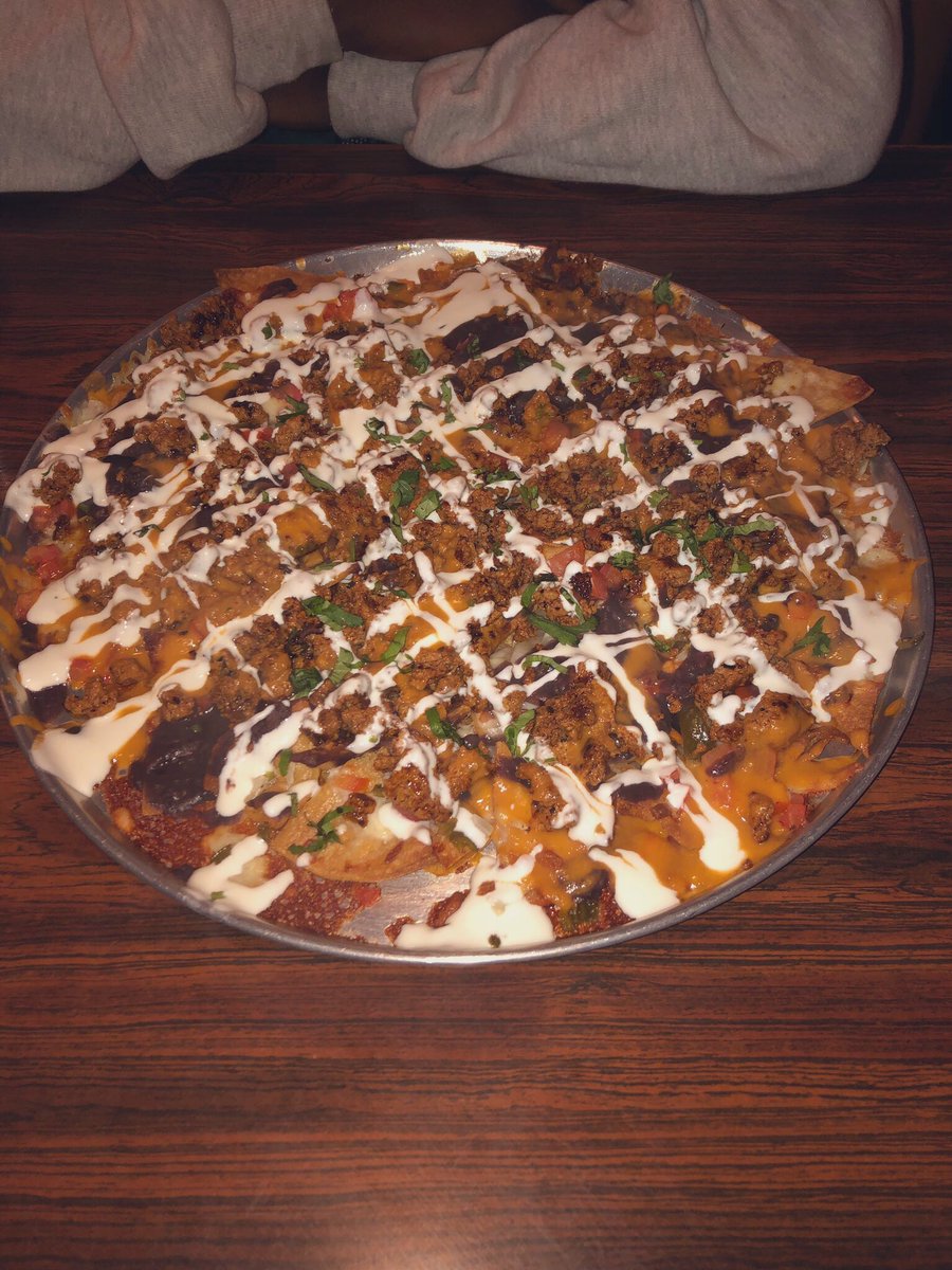 Nachos pls 🥵 #nachos #lolitas #elrey #MexicanFood #mintsourcream #Food #foodblogger #comiendobien