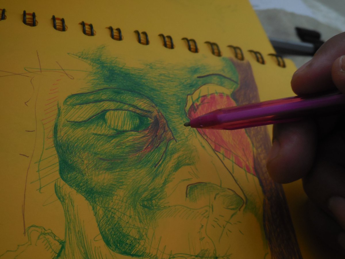 poetarojo3's tweet photo. Entre texto y texto, una imagen... aquí algunos procesos de dibujo en un cuaderno de trabajo #artistsontwitter #artinprogres #drawing #tintas #ArtistoftheSummer #artist  con lapiceros... ✍️🎨✍️🎨🖊️🇲🇽 https://t.co/K6JZYJLdYF