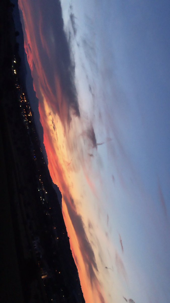 _alin_91's tweet photo. “Capirai che il cielo è bello perché 
in fondo fa da tetto a un mondo pieno di paure e lacrime” @CremoniniCesare 
•
#alcontrario #statidanimo #moodoftheday #sunset #tramonto #senzafiltri #vieniavedereperché https://t.co/DKkWXCFfxw