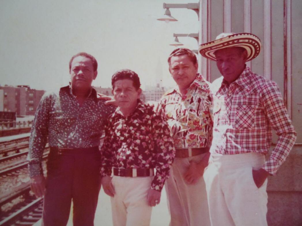 colombianhist's tweet photo. Alejo Durán, elegido Rey en el primer Festival de la Leyenda Vallenata en 1968, fue el primer artista colombiano en presentarse en el Madison Square Garden de Nueva York días después de coronarse rey. En las imágenes el y su grupo conociendo por primera vez ‘La Gran Manzana’ https://t.co/0f1vYjPX1k