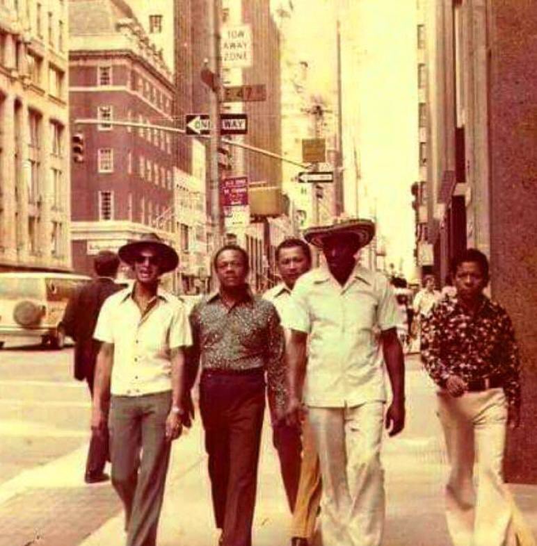 colombianhist's tweet photo. Alejo Durán, elegido Rey en el primer Festival de la Leyenda Vallenata en 1968, fue el primer artista colombiano en presentarse en el Madison Square Garden de Nueva York días después de coronarse rey. En las imágenes el y su grupo conociendo por primera vez ‘La Gran Manzana’ https://t.co/0f1vYjPX1k