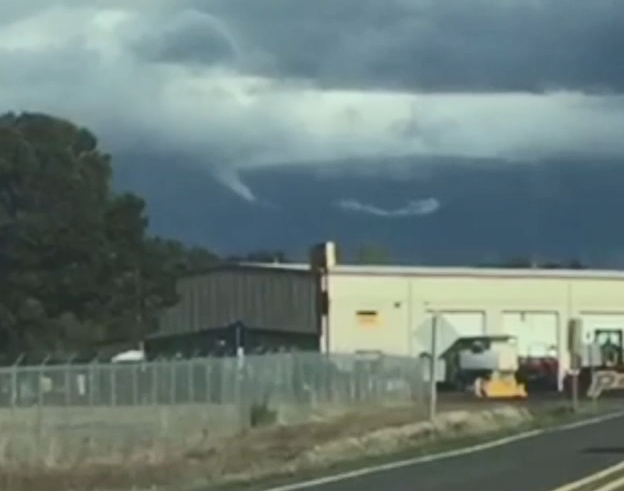 MarkNelsenWx's tweet photo. Video of a possible funnel cloud during thunderstorm east of Salem around 4:45pm.  Thanks to Rudy Lancaster for the video  https://t.co/DPIzXBOfif https://t.co/aKrsskjGae