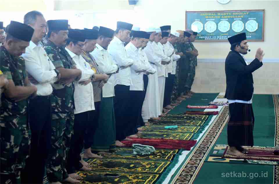 setkabgoid's tweet photo. Presiden @jokowi  Laksanakan Salat Minta Hujan di Pekanbaru 
https://t.co/aU9hPaYw8v https://t.co/mh1WGy7rbi
