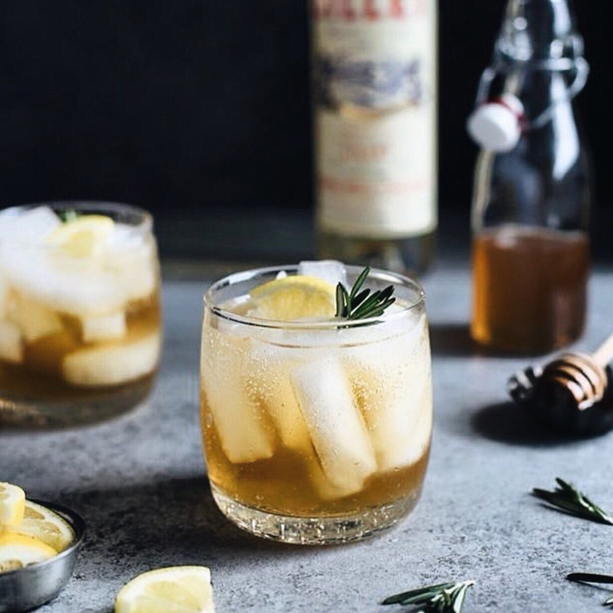 Rosemary Lillet gin spritzer? Don’t mind if we do. Head over to @cruologyvines’ page for the full recipe! #ginlane1751