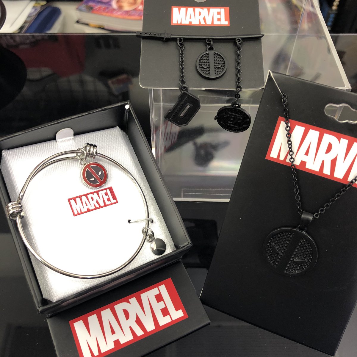 トイ コミックのガリンペイロinakihabara No Twitter マーベル アクセサリー入荷 デッドプール チャームが可愛いブレスレット シックなブラック俺ちゃんネックレス カタナソード型ピンズの3点