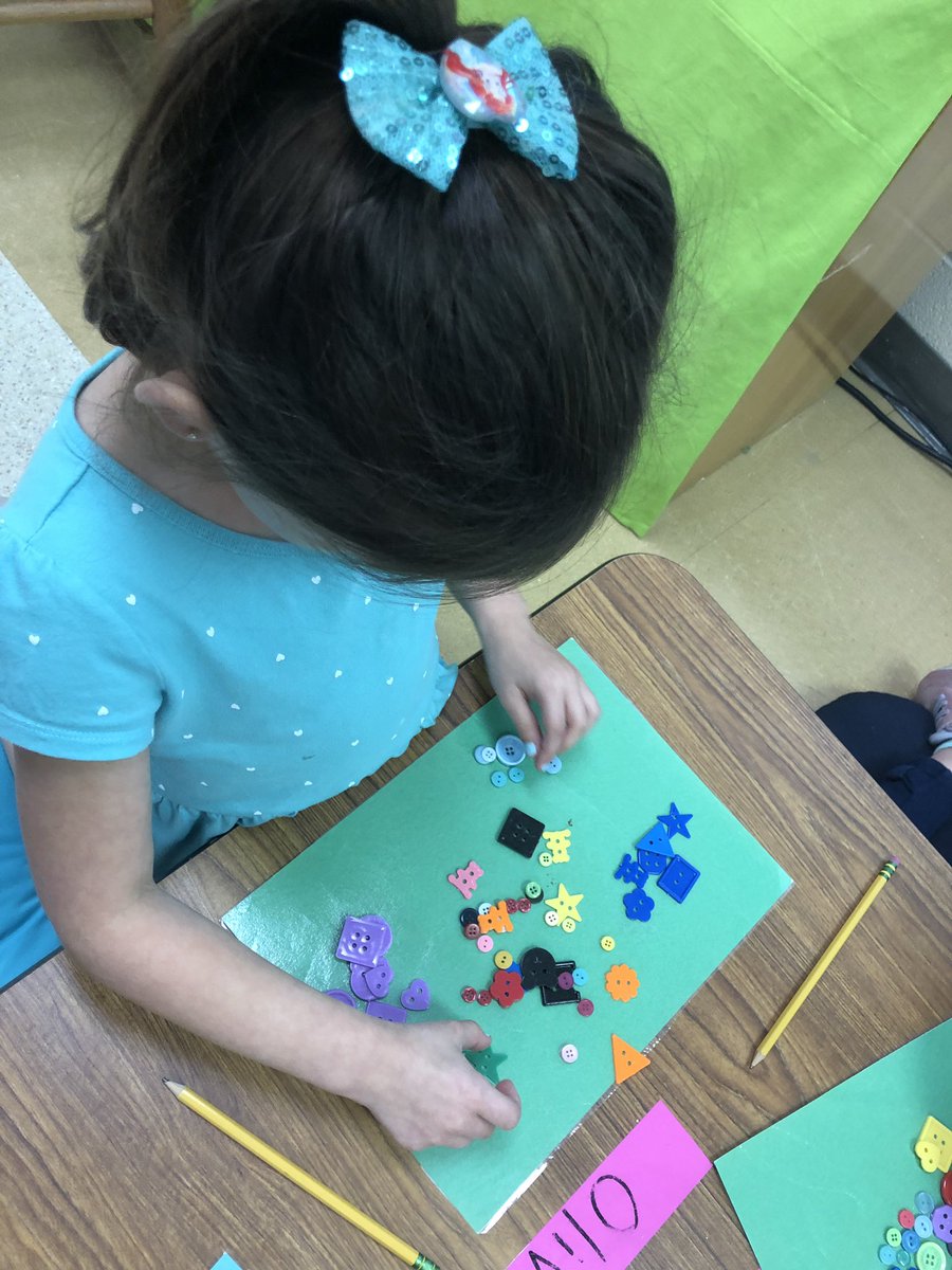 CSEdreambuilder's tweet image. Today my mathematicians completed a #mathinpractice activity with sorting. After reading the Button Box the kids found different ways to sort buttons- colors, shapes, number of holes. @SueOConnellMath @HookedonMath #lex1math