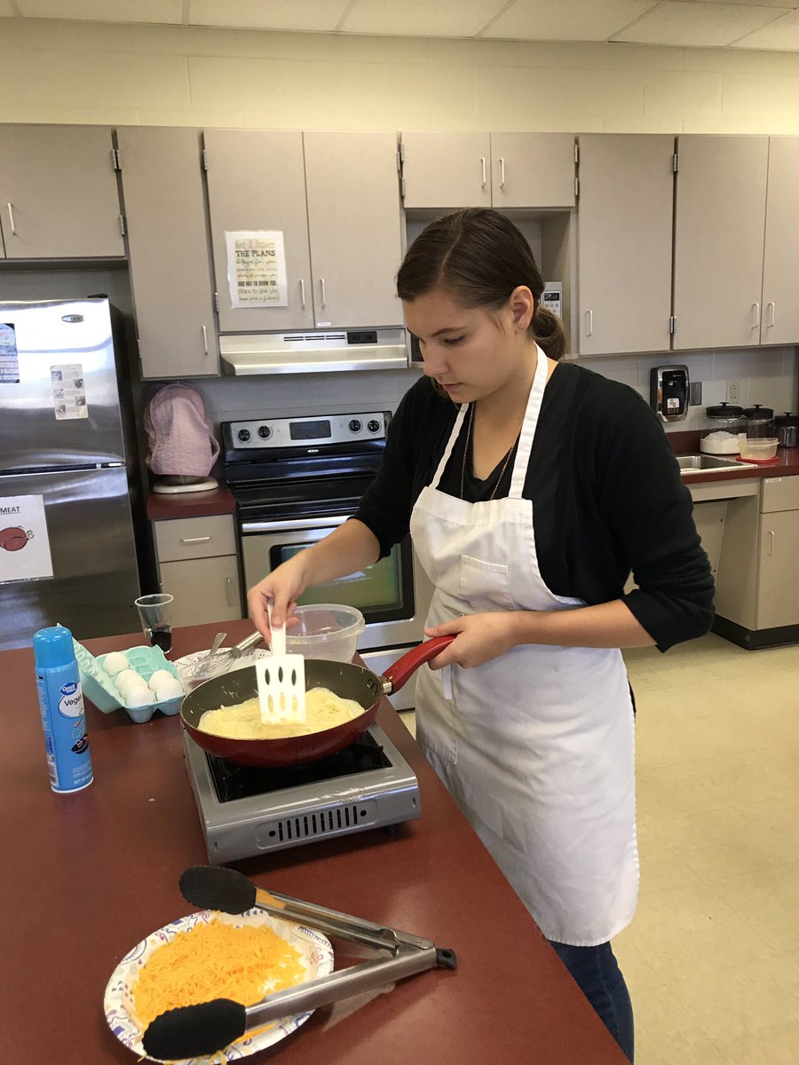 HooperCheryl's tweet photo. Omelets with Mrs. B(Egg Lady)! @KYEggLady https://t.co/5ioiY7e2m7