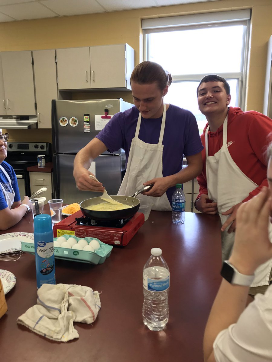 HooperCheryl's tweet photo. Omelets with Mrs. B(Egg Lady)! @KYEggLady https://t.co/5ioiY7e2m7