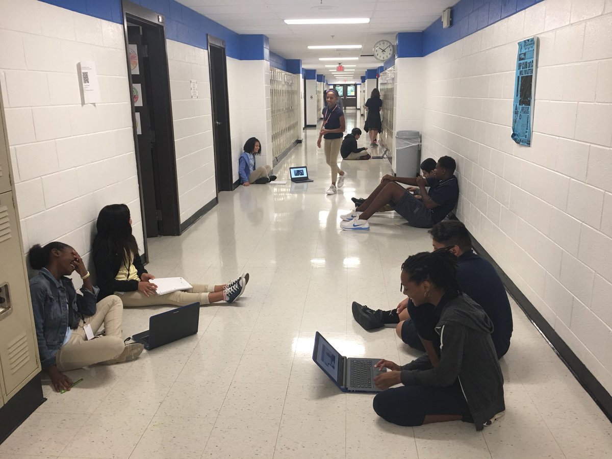 My students helping the ESOL students learn how to use @Flipgrid and practice speaking in English. #peermentors #elaclassroom #iteach7th #studentcollaboration