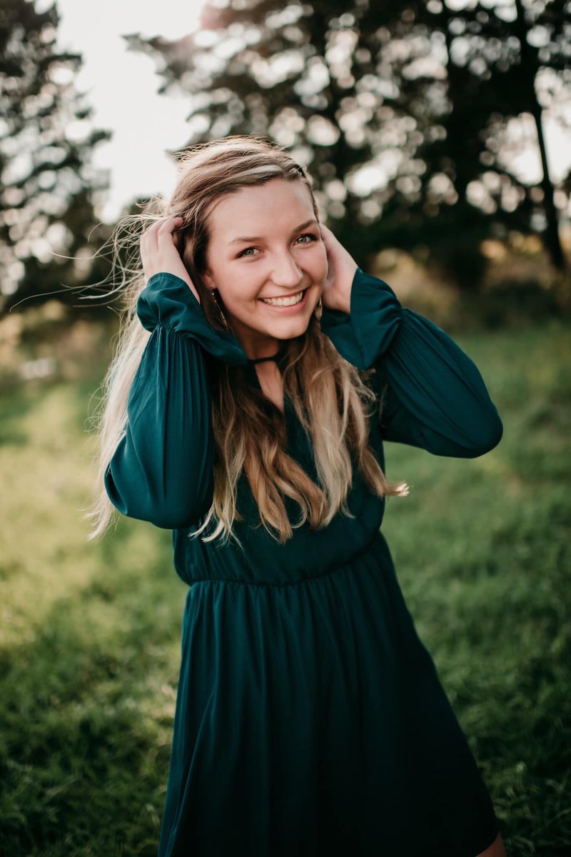 erickson_liv's tweet photo. seeing you grow up is always hard cause you’re the baby of the family but so proud of the strong woman you are becoming :) these photos show all the outer beauty you have to offer the world but keep the light on the inside shining too love♥️ #finallyasenior https://t.co/eQPbWEGZZt