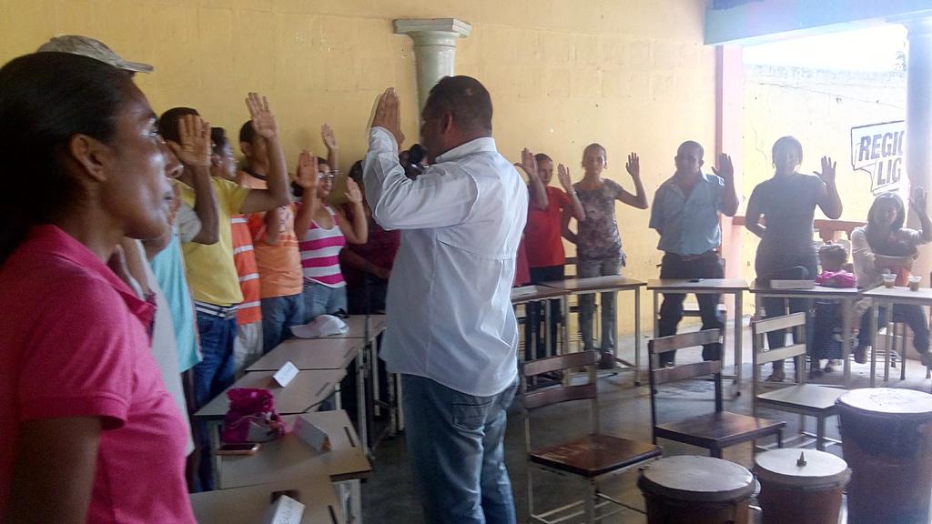 Jean_C_Olmos's tweet photo. Juramentación de Voceras y Voceros de la #ComunaElVenerable Mcpio. Rafael Rangel Edo.Trujillo, junto al @PartidoPSUV #Concejales #Comumas #Prefecto #Alcaldía Constituyente de comuna #NestorDelgado @FfmRafael #DelegadaDeComunas constituyente Territorial @Jean_C_Olmos y @MPComunas https://t.co/KiHVcV5Y3H
