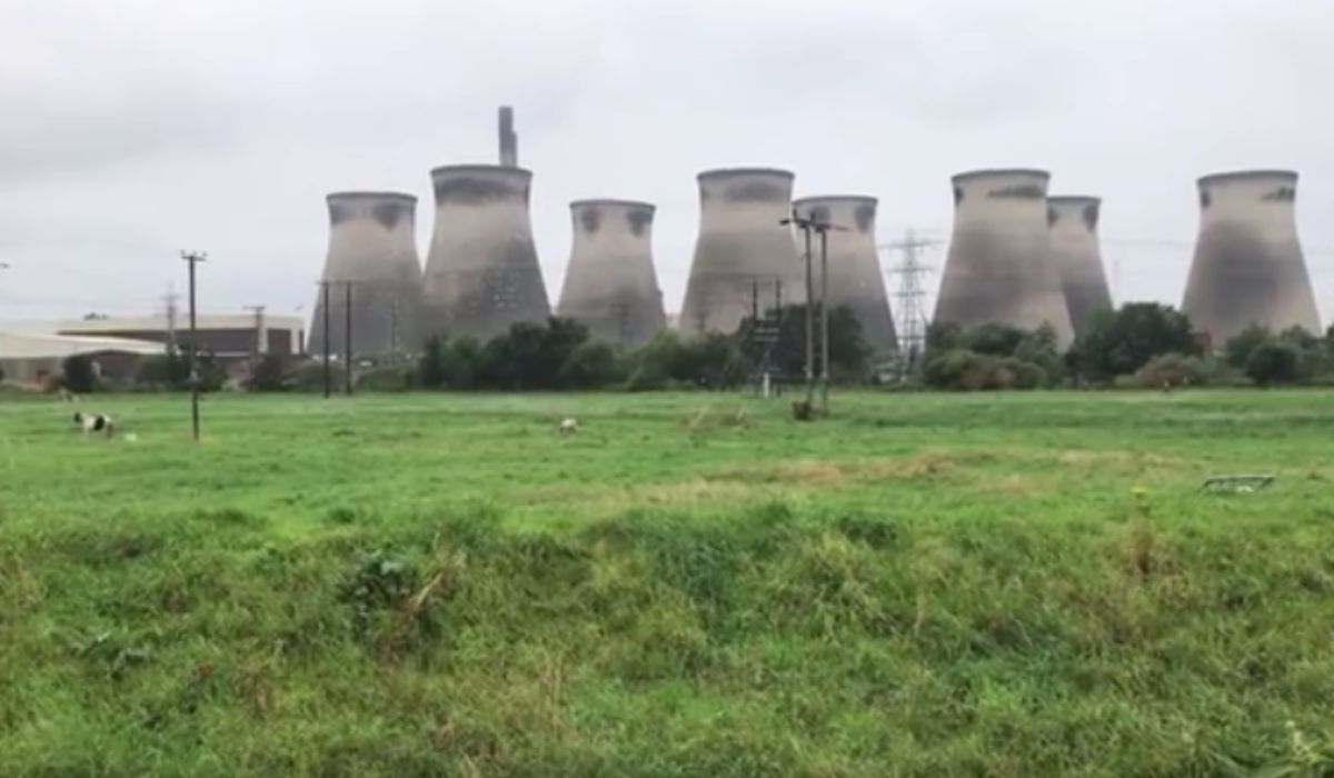ExtremeLoading's tweet photo. Watch the Ferrybridge cooling tower implosion -- the first of many to come for the series of three retired coal-fired power stations.
#appliedscienceinternational #technology #science #demolitionkit #demolitionbrotherhood #deconstruction
https://t.co/LgdtUHg0uB https://t.co/ebH8sLTk6p