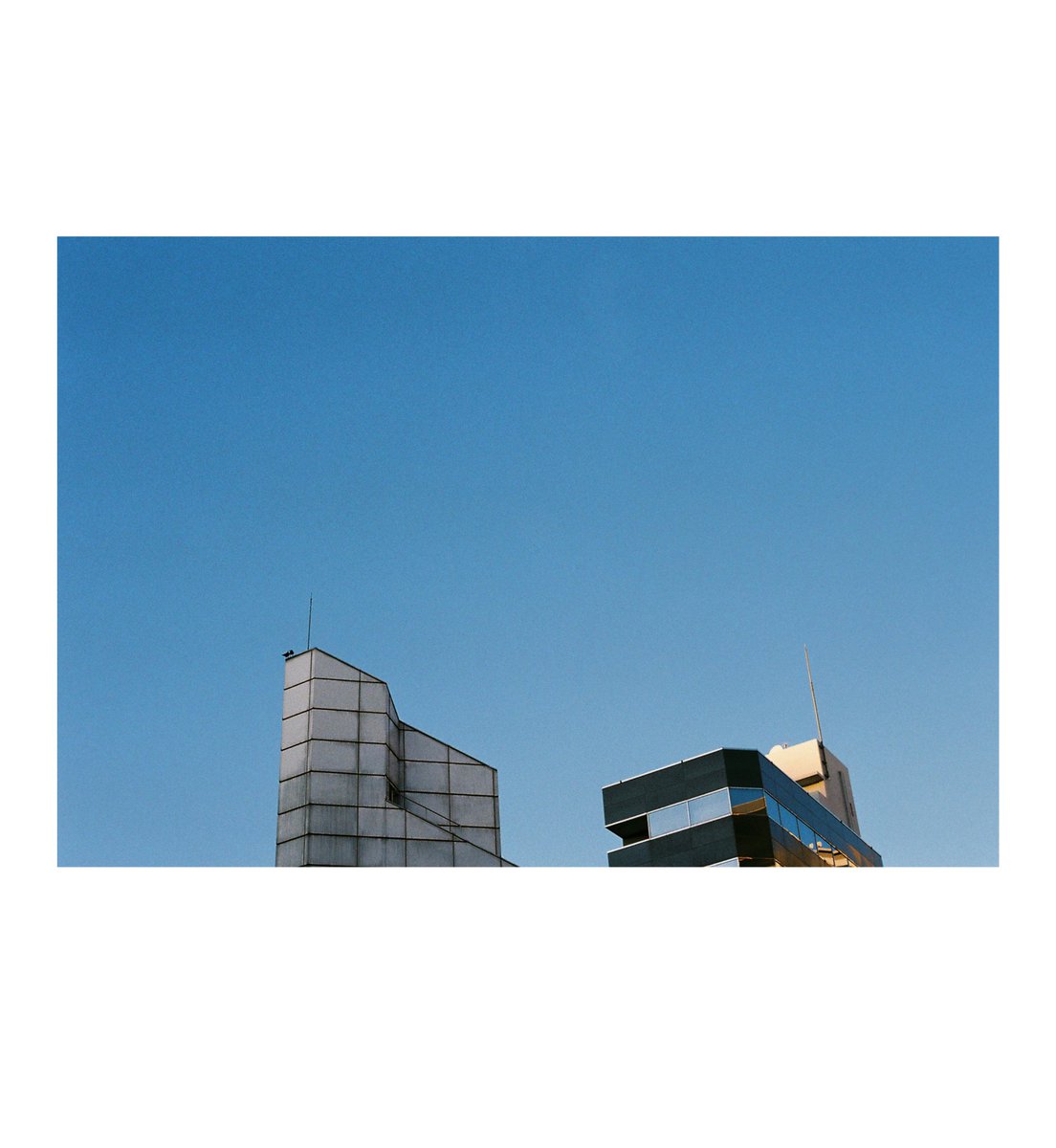 小学館スタジオ 電子書籍レーベル始動 小学館スクウェアの新規事業として 電子書籍レーベル Square Art Stand を開始致しました 総合大型書店から専門ジャンルに特化した中小の書店まで 10社以上の電子書籍サイトにて 月に1回のペースで写真