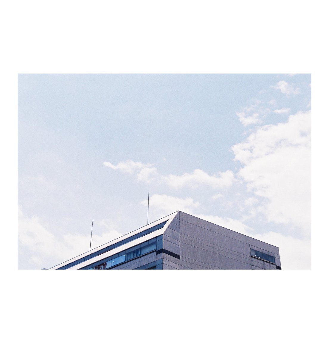 小学館スタジオ 電子書籍レーベル始動 小学館スクウェアの新規事業として 電子書籍レーベル Square Art Stand を開始致しました 総合大型書店から専門ジャンルに特化した中小の書店まで 10社以上の電子書籍サイトにて 月に1回のペースで写真