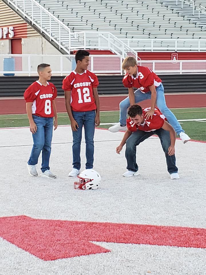 RobinEudy's tweet image. Had a fun little photo shoot with Kade and his football buddies....   @katieleephotographytx @itskatie_lee does AMAZING work!!!!   Can’t wait to see them!  #BoysOfFall #CMSCougars #Pals