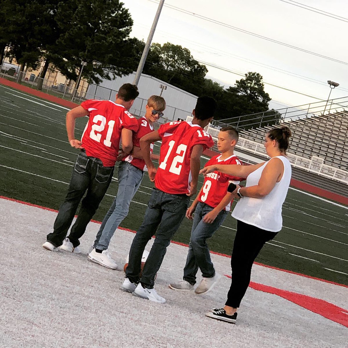 RobinEudy's tweet image. Had a fun little photo shoot with Kade and his football buddies....   @katieleephotographytx @itskatie_lee does AMAZING work!!!!   Can’t wait to see them!  #BoysOfFall #CMSCougars #Pals
