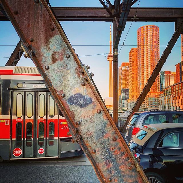 seeksNotPicky's tweet photo. #toronto #ttc https://t.co/HlEV8H49wo https://t.co/hYpFTos0pG