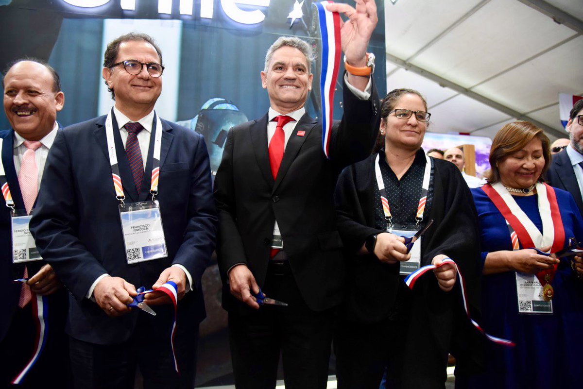 ComEconomiaPeru's tweet photo. #Arequipa | Pdte. de la Comisión de Economía, Sergio Dávila (@ElTioSergioDav), participa junto al ministro de @MinemPeru Francisco Ísmodes en el corte de cinta de la exhibición tecnológica #Extemin, que forma parte de la 34º Convención Minera @PeruminOficial.
#MineríaEsDesarrollo https://t.co/NbHKpNO9yB