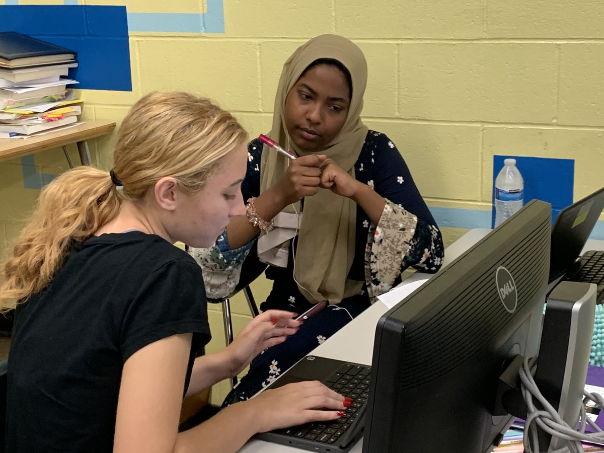 ColoniaHigh's tweet image. Journalism students practice interviewing #theDeclaration