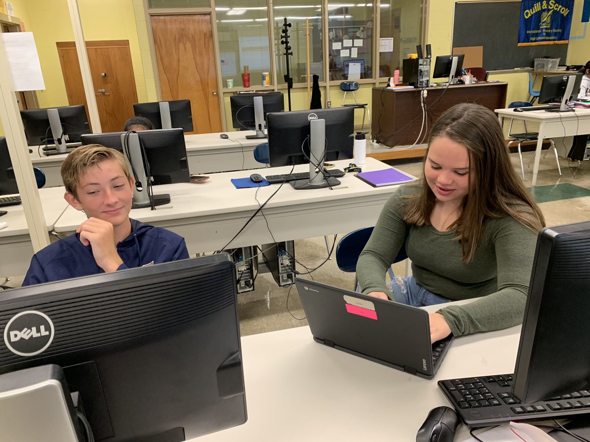 ColoniaHigh's tweet image. Journalism students practice interviewing #theDeclaration