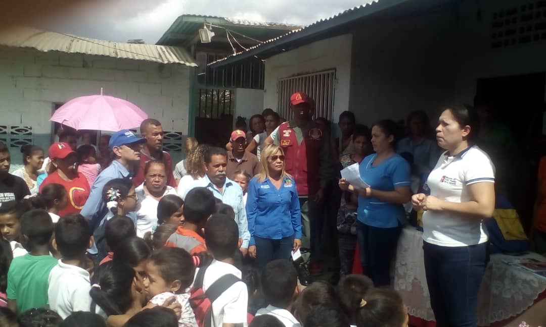 #AClasesConAlegria regresan los niños y niñas de la UE Cabuy a los salones de clases con morrales y útiles escolares garantizado por el Gobierno Bolivariano @NicolasMaduro  @psuvaristobulo @RosangelaOrozco @ZonaEducYara