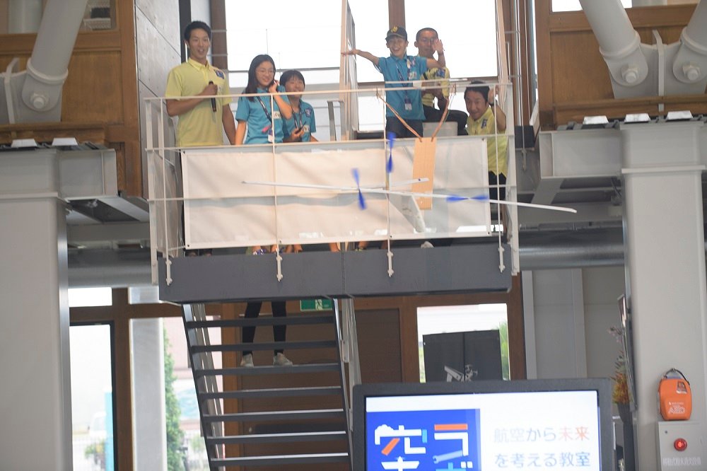 PATHFINDER__JP's tweet photo. 【小学5・6年コース】
初回に設定した目標は「超巨大なゴム動力飛行機をつくる!」
みんなの身長よりも大きな飛行機を制作し、ゴムの力を使ってカタパルトから発射。
HANGAR 1の中を大きく舞いました!!
#Soralab #PATHFINDER
©Taro Imahara/ TIPP https://t.co/VAsnzltU99