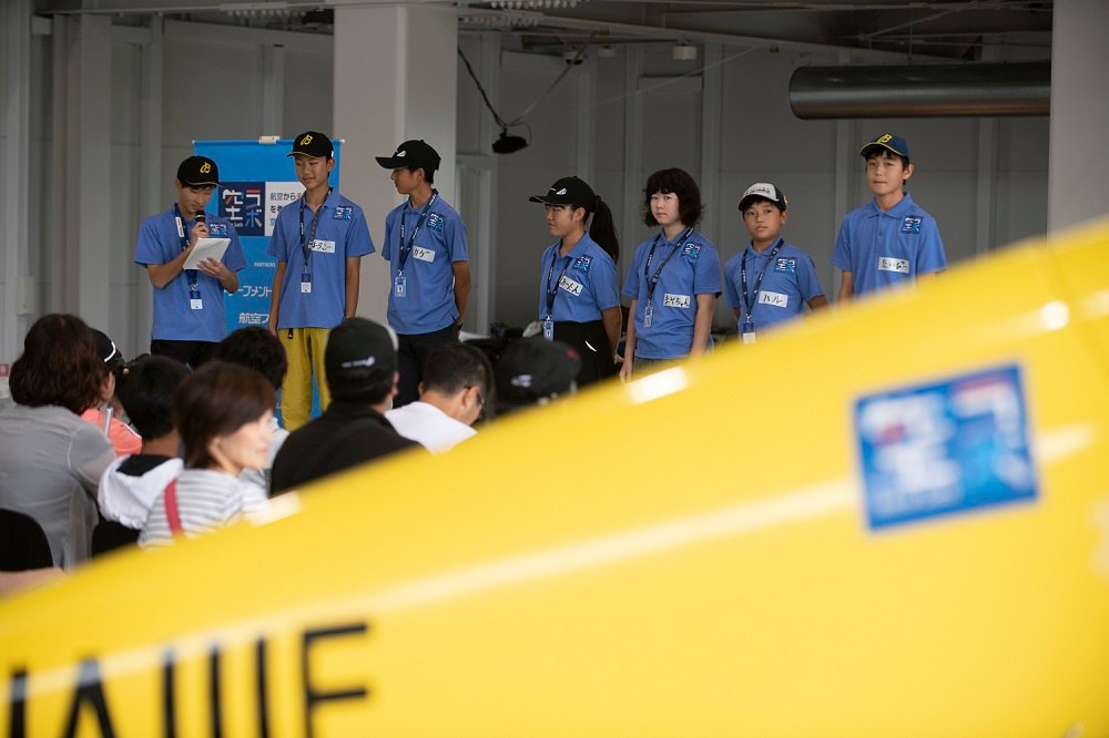 PATHFINDER__JP's tweet photo. 【中学1・2年コース】
初回に設定した目標は「機体にデザインをして飛ばす!」
たくさん議論して決めたデザインをシートから切り出し、自分たちで飛行機に施工しました。
みんなの想いを乗せて空ラボの会場であるふくしまスカイパークの空を飛びました!!
#Soralab #PATHFINDER
©Taro Imahara/ TIPP https://t.co/TOY1tEuo5z