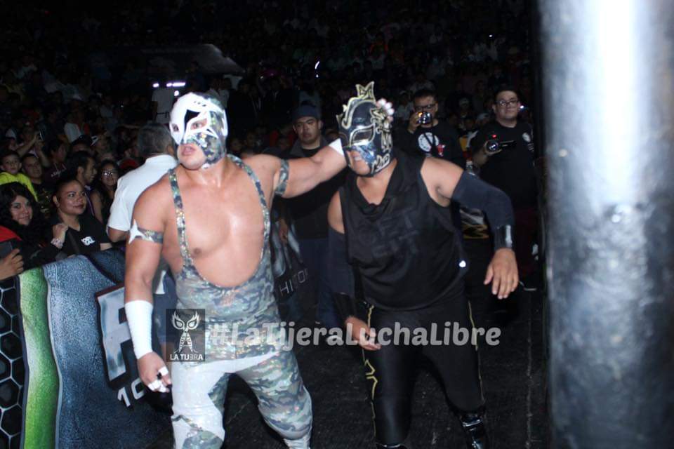 LaTijeraLucha's tweet photo. Relevos sencillos en #ArenaNeza #ProduccionesSanchez @supernovaindy &amp; #DinamicBlack se enfrentaron #NezaKid &amp; #NezaKidJr, donde los locales exigen una revancha ya que el hijo del gran #Texano se despoja de la máscara en el momento q referí el #Imperial estaba en la lona
#latijera https://t.co/vY55YySy4m