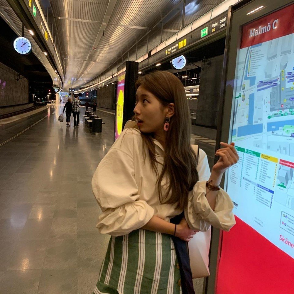 khs9451's tweet photo. #수지 스타일 정말 갖고싶어영! 배경이랑 넘 잘 어울린다능^^ 여기에 #수지가방 까지 탐나영!ㅋ #여행가방 스타일도 제 맘에 쏙 드네영ㅋ #유럽여행 #크로스백 #쇼퍼백 #숄더백 https://t.co/VfMJCKnXEQ