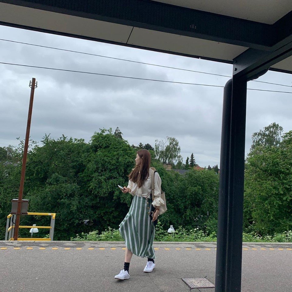 #수지 스타일 정말 갖고싶어영! 배경이랑 넘 잘 어울린다능^^ 여기에 #수지가방 까지 탐나영!ㅋ #여행가방 스타일도 제 맘에 쏙 드네영ㅋ #유럽여행 #크로스백 #쇼퍼백 #숄더백