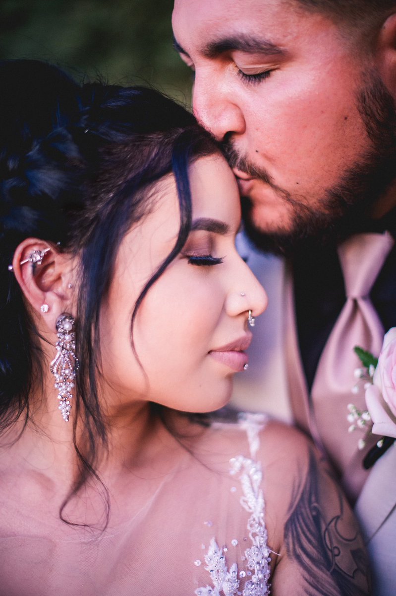 dcphotographyCa's tweet photo. Some wedding day snuggles at sunset. #sunsetsnuggles #weddingdayready #gracefulbrides #bridallook #gaugedears #wolflakes #wolflakeswedding #outdoorwedding https://t.co/oLe0U0ExAu