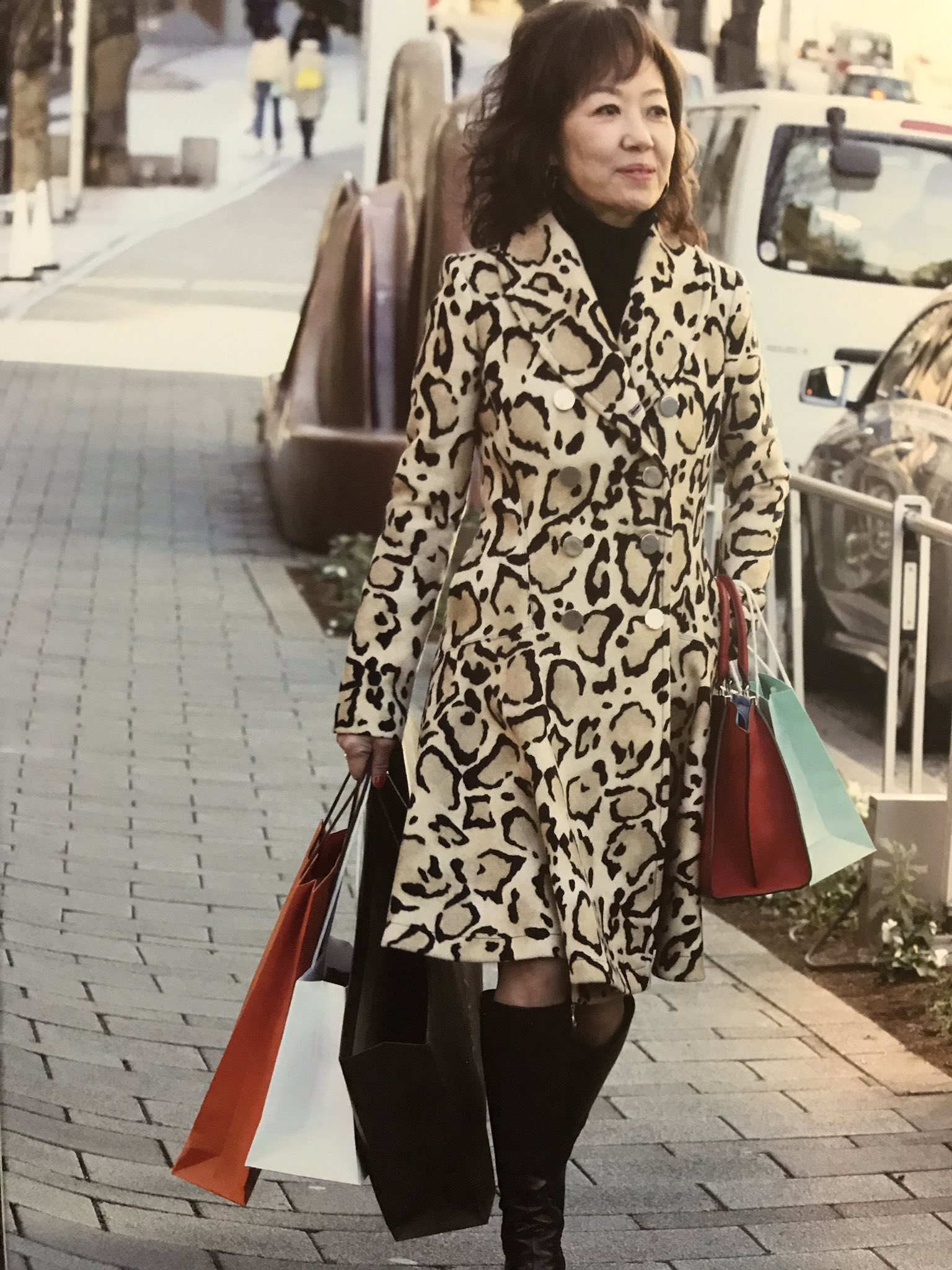 Twitter 上的 魔女菅原 エリカ38 浅田美代子 浅田美代子さんの演じるエリカのあくまで笑みを絶やさない厚顔ぶりが最高だった 追求されるとスマホを耳に当てて 待っていま聞きますから と困惑の演技の演技 あと思いがけず 人の金で豪勢なショッピングをし続ける