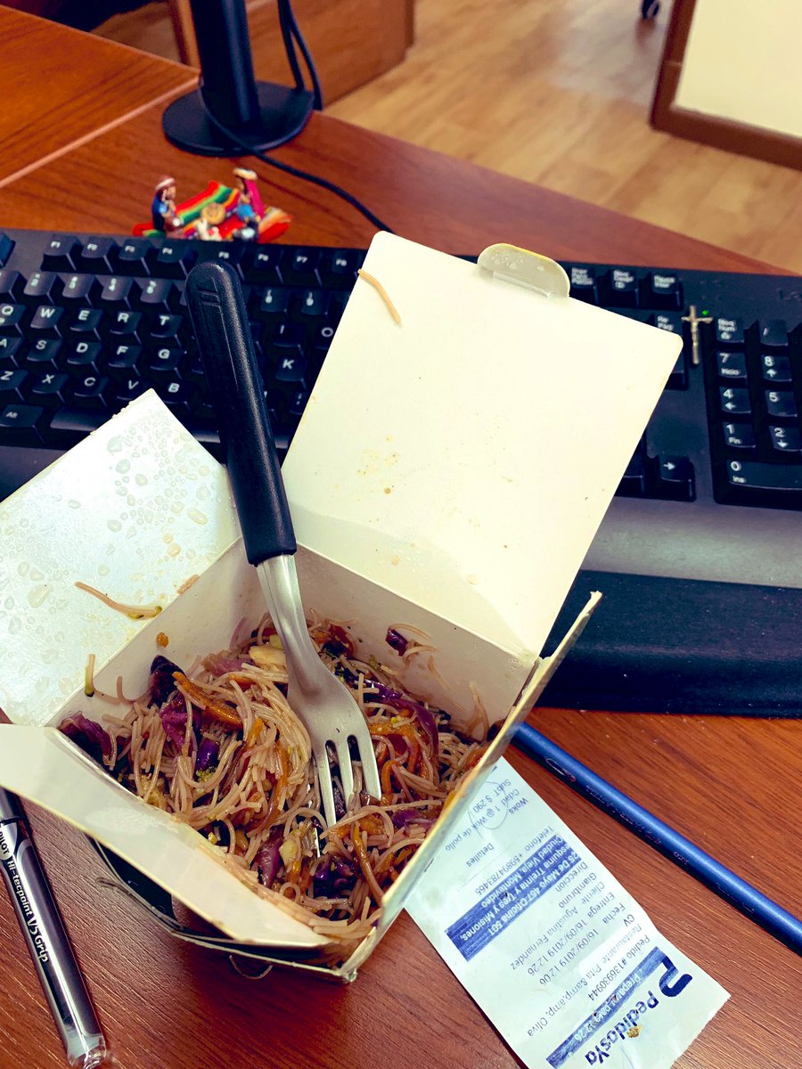 DamaApuros's tweet photo. A veces me da un poquitito de culpa que mis hijos pasen las vacaciones de setiembre metidos en un apartamento repleto de juguetes, mascotas, comida rica, primos y Netflix. Pero, al rato, me veo a mi misma y se me pasa 🤣 https://t.co/AhVJE0uT2M