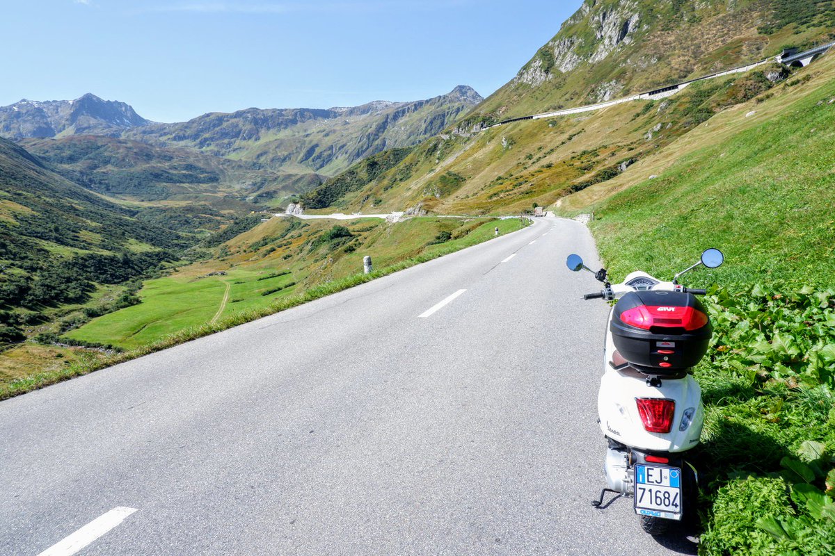 いーちゃん ヴェネツィアから北上してトレント抜けてステルヴィオ峠へ 標高2757mだって ベスパちゃんでヘアピン疲れたけど ただただしゅごい お馬さんうししゃんめっちゃいてて幸せ 私が求めてた最強のツーリングとなった 北イタリアはいいぞ