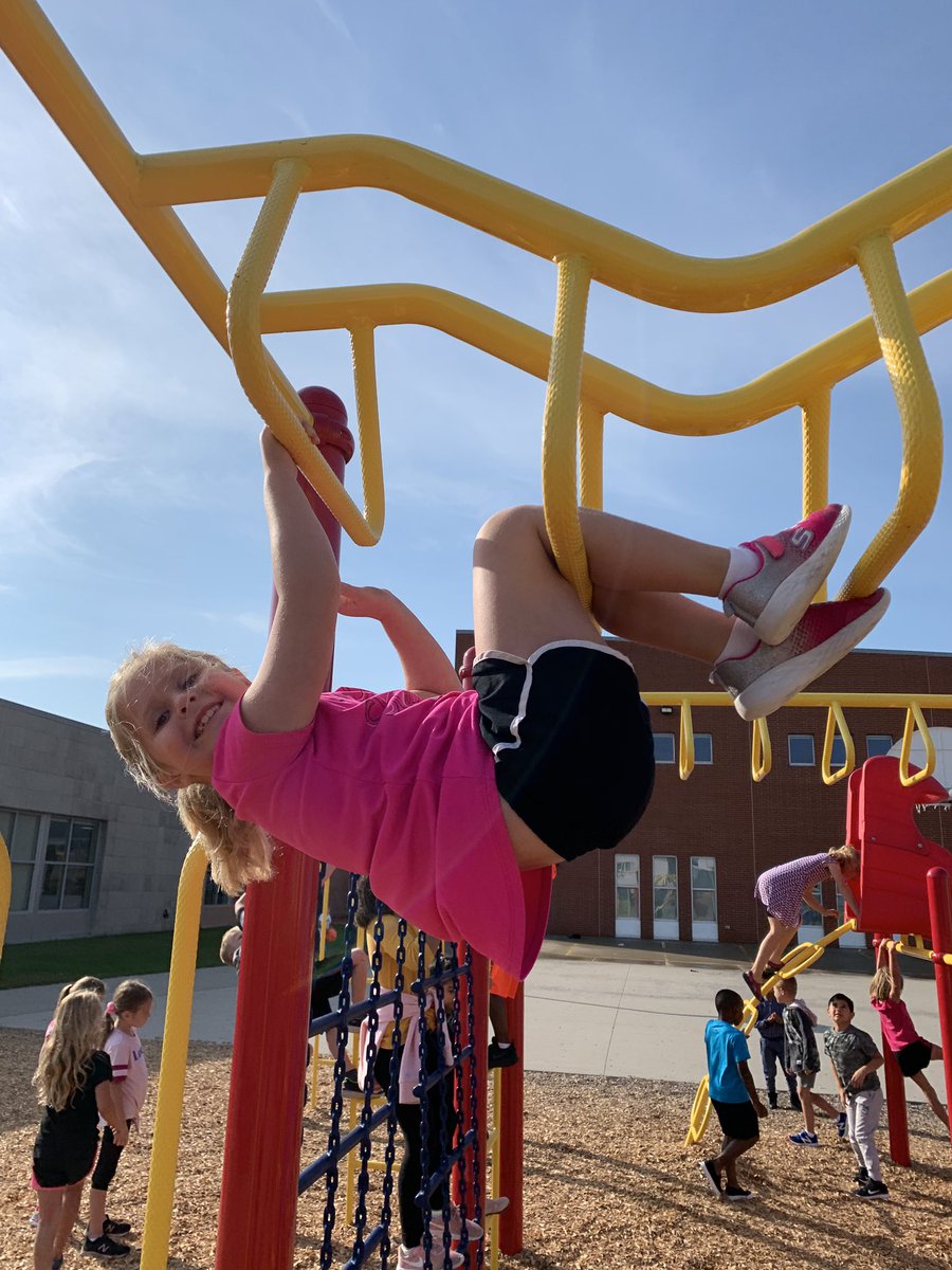 MrsBacklundSGR's tweet image. We were LOVING the weather this morning! Look at those smiles!! #FallWho @sgrspuds