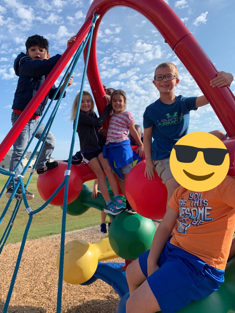 MrsBacklundSGR's tweet image. We were LOVING the weather this morning! Look at those smiles!! #FallWho @sgrspuds