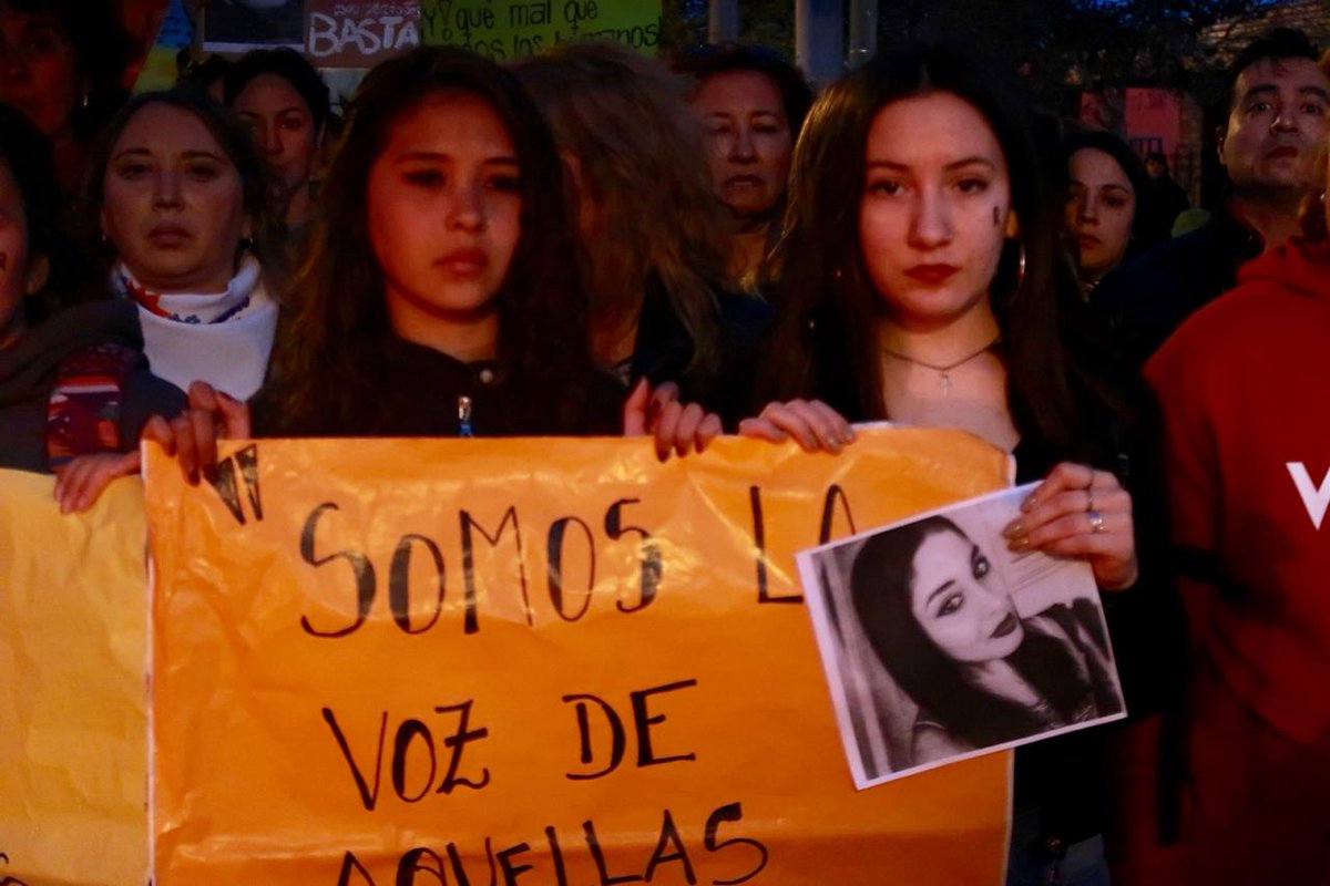 MumalaNeuquen's tweet photo. "Me da miedo irme a encontrar con una amiga. Me da miedo tomarme un taxi o un remis. Me da miedo caminar por la calle (...) Me da miedo perder el juego.
Me da miedo ser "UNA MENOS". (Cielo López- Abril de 2017)

 #JusticiaPorCielo 
#EmergenciaNiUnaMenos 
#ElEstadoEsResponsable https://t.co/Jt2K6BKCaL