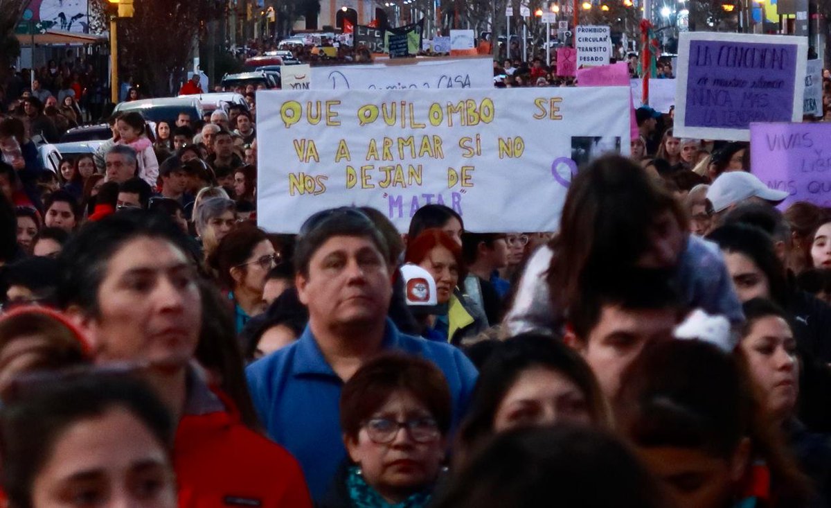 MumalaNeuquen's tweet photo. "Me da miedo irme a encontrar con una amiga. Me da miedo tomarme un taxi o un remis. Me da miedo caminar por la calle (...) Me da miedo perder el juego.
Me da miedo ser "UNA MENOS". (Cielo López- Abril de 2017)

 #JusticiaPorCielo 
#EmergenciaNiUnaMenos 
#ElEstadoEsResponsable https://t.co/Jt2K6BKCaL