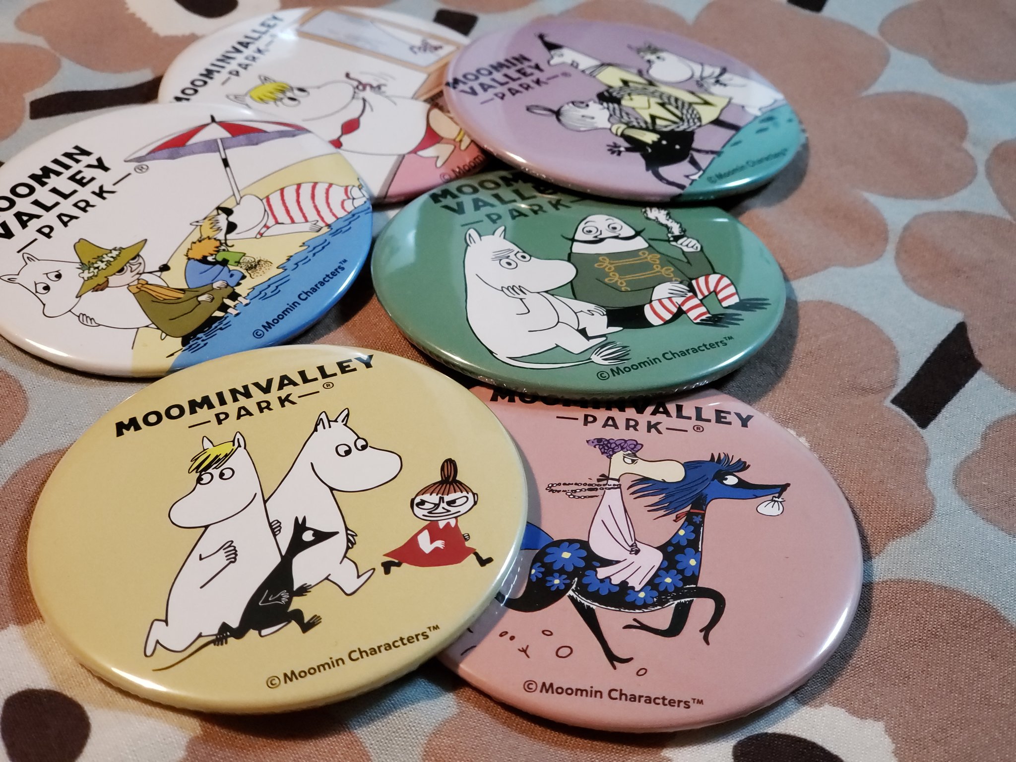 E M I L Y Pajaで作った缶バッジかわいくてずっと眺めていられる 色味かわいい フィンランド大使館さんに頂いたバッグにつけてムーミンバレーパーク行ったよ みんな作った缶バッジどうしてるんだろう T Co 9zwluepjoz Twitter