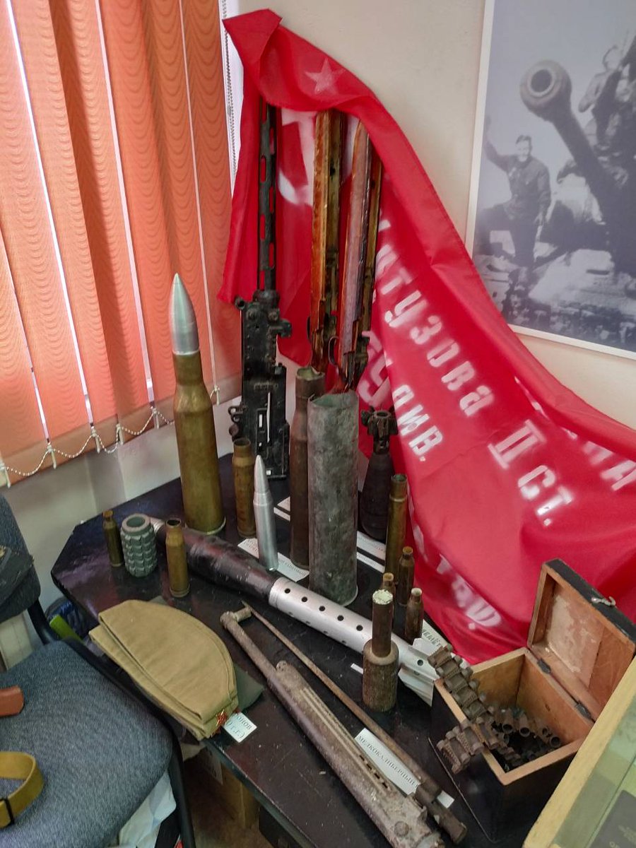 Поход в музей школы 40 имени дважды Героя Советского Союза маршала А.М.Василевского. Экскурсия на тему:"Жизнь поселка Кузнецова"
Узнали много героев, которые так же проживали в поселке Кузнецова, где располагается наш садик. Увидели и поддержали в руках экспонаты с войны.