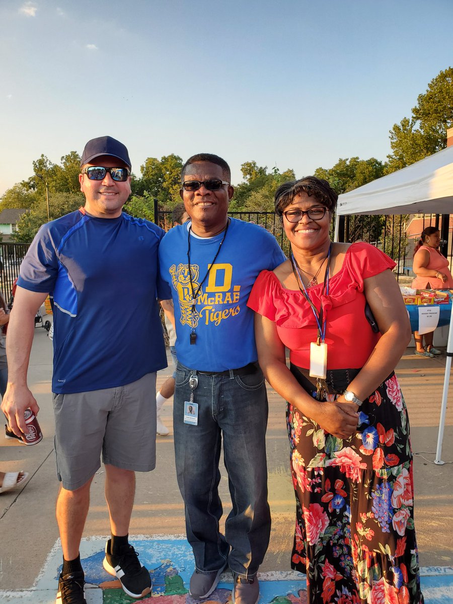 rozannelopez7's tweet photo. D. McRae's Hispanic Heritage Celebration was a complete success. Thank you to all the families, faculty, and community partners that came and supported our school. #InsideFWISD @DMcRaeFWISD @auraangel05 @PolytechnicHS @KentPScribner @FortWorthISD https://t.co/KnlzU6pPT5